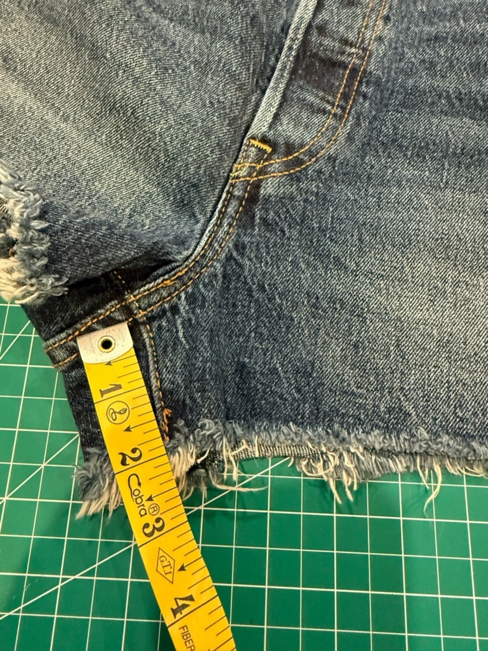 Levi’s 501 Distressed Cutoff Denim Shorts Women’s Size W29 High Rise Frayed Hem - Picture 8 of 11